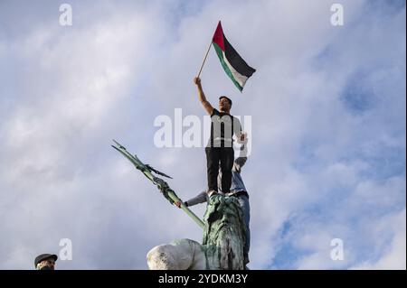 04.11.2023, Berlino, Germania, Europa, oltre 8000 partecipanti manifestano la loro solidarietà e partecipano a una manifestazione per la Palestina e contro Israele un Foto Stock