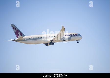 13.05.2024, Berlino, Germania, Europa, Un aeromobile passeggeri Boeing 787-9 Dreamliner della Qatar Airways con registrazione A7-BHD in decollo da Berlino BR Foto Stock