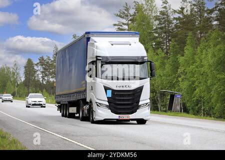 Nuovo autocarro Iveco S-Way Natural Power, NP, alimentato a gas bianco, davanti al semirimorchio sull'autostrada 25 in una giornata di sole. Raasepori, Finlandia. 27 maggio 2021 Foto Stock