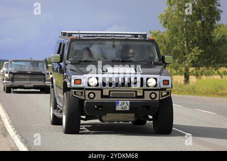 SOMERO, FINLANDIA, 5 AGOSTO 2017: SUV Hummer H2 nero o camion leggero si sposta lungo l'autostrada sulla crociera Maisemaruise 2017 a Tawastia propriamente detta, Finlandia. P Foto Stock