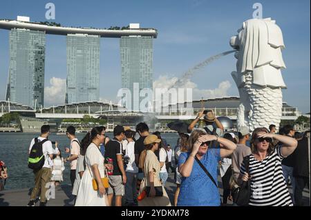 19.07.2019, Singapore, Repubblica di Singapore, Asia, turisti nel Merlion Park sulle rive del fiume Singapore con il Marina Bay Sands Hotel nel Foto Stock