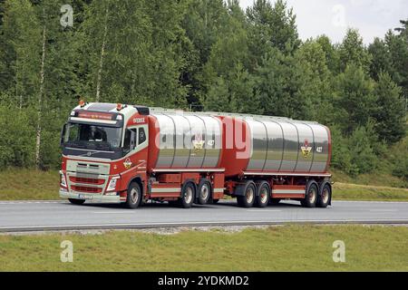 SALO, FINLANDIA, 5 AGOSTO 2016: Il coloratissimo carro armato Volvo FH 500 di Johns Rasmussen si sposta lungo la superstrada nel sud della Finlandia Foto Stock