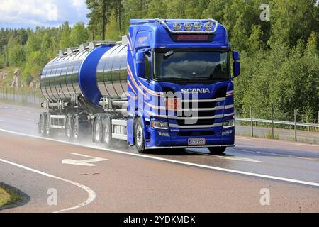 Il carro armato Scania di nuova generazione di Niinexpress Oy trasporta idrossido di sodio ADR 80-1824 su strada bagnata nelle giornate piovose a Orivesi, Finlandia. 27 agosto 2018 Foto Stock