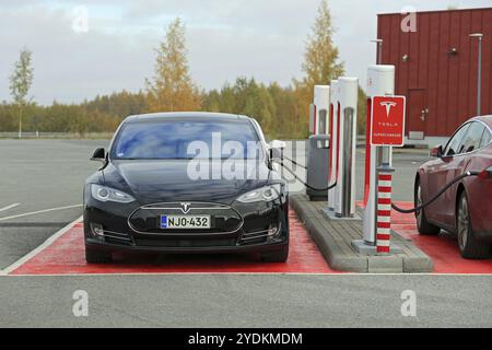 TOIJALA, FINLANDIA, 17 OTTOBRE 2015: Tre auto Tesla Model S sono collegate alla stazione Supercharger di Tesla. La sovralimentazione è gratuita per tutta la durata del modello Foto Stock