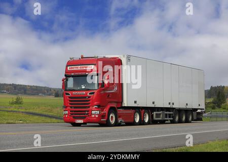 Red Scania R580, autocarro Arctic Express con rimorchio FNA a temperatura controllata sull'autostrada 52 a Salo, Finlandia. 26 settembre 2020 Foto Stock