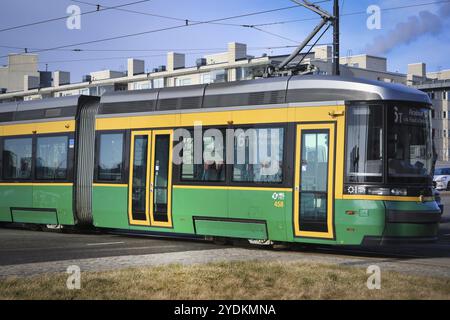 Helsinki, Finlandia. 27 marzo 2020. Il tram HSL 6T dal terminal ovest, porto di Helsinki, è vuoto durante la pandemia di coronavirus. Di solito questo tram sarebbe meglio Foto Stock