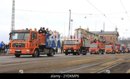 HELSINKI, FINLANDIA, 16 FEBBRAIO 2017: Gli studenti finlandesi del terzo anno della scuola superiore celebrano la tradizionale Penkkarit con una parata cerimoniale il giorno d Foto Stock