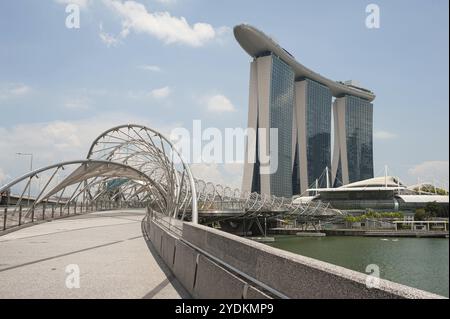 02.04.2020, Singapore, Repubblica di Singapore, Asia, il Marina Bay Sands Hotel con l'Helix Bridge sulle rive del fiume Singapore. Dal ou Foto Stock