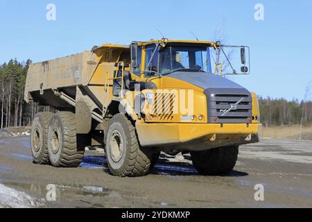 Lieto, Finlandia, 22 marzo 2019: Dumper articolato Volvo A35E che guida a velocità sostenuta lungo una strada sterrata in un cantiere in un giorno di sole di primavera, in Europa Foto Stock