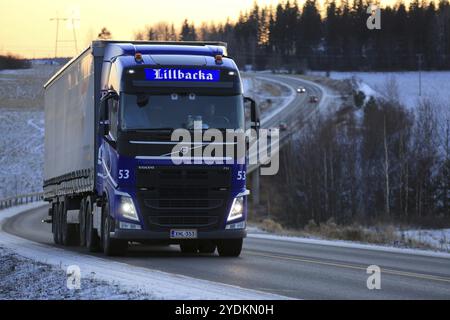 SALO, FINLANDIA, 5 GENNAIO 2017: Il camion cargo Blue Volvo FH di Lillbacka Logistics trasporta merci lungo l'autostrada al tramonto in una fredda serata invernale a sud Foto Stock