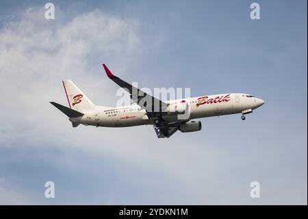 15.07.2023, Singapore, Repubblica di Singapore, Asia, Un aeromobile passeggeri Boeing 737-800 di Batik Air registrato PK-LDP in avvicinamento a Changi Internationa Foto Stock