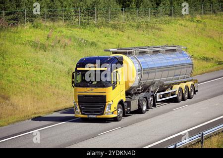 Semi-autocisterna gialla Volvo FH 460 per il trasporto di cibo sull'autostrada E18 in direzione ovest verso Turku in una giornata di sole. Salo, Finlandia. 23 luglio 2021 Foto Stock