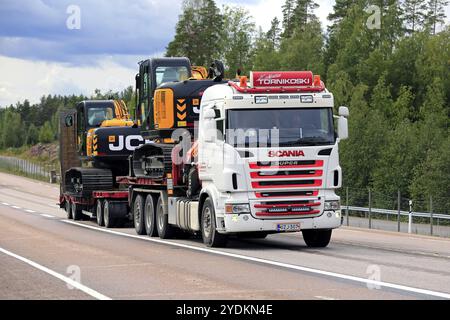 ORIVESI, FINLANDIA, 27 AGOSTO 2018: Super Scania Truck di Kuljetus Tornikoski Oy trasporta due nuovi escavatori JCB di medie dimensioni lungo l'autostrada a fine estate Foto Stock