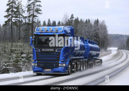 SALO, FINLANDIA, 14 GENNAIO 2017: Camion cisterna blu Scania R580 che cammina lungo l'autostrada rurale in una giornata nuvolosa in inverno Foto Stock