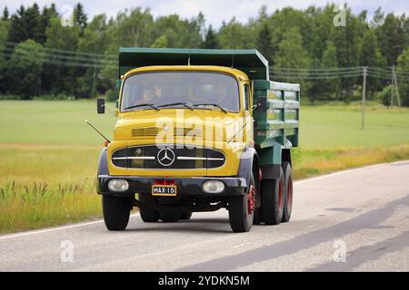 Veicolo ribaltabile Mercedes-Benz 2624 giallo su rally di veicoli d'epoca della Vintage Truck Association of Finland. Suomusjaervi, Finlandia. 4 luglio 2020 Foto Stock