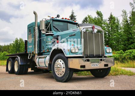 Classic Kenworth W900 semi Truck on vintage Truck evento organizzato dalla Vintage Truck Association of Finland. Lahnajaervi, Finlandia. 4 luglio 2020 Foto Stock