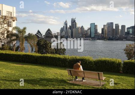 22.09.2019, Sydney, New South Wales, Australia, Vista dal parco sul lungomare di Kirribilli allo skyline del quartiere finanziario e dell'Ope di Sydney Foto Stock