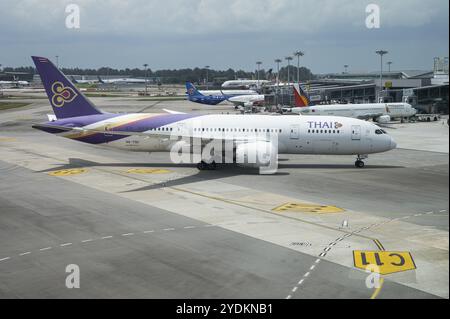 31.07.2023, Singapore, Repubblica di Singapore, Asia, Un aeromobile passeggeri Boeing 787-8 Dreamliner della Thai Airways con numero di registrazione dei taxi HS-TQC a TH Foto Stock