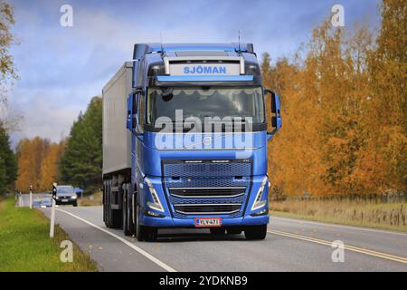 Nuovo semirimorchio blu Volvo FH di Transport Sjoman Oy Ab nel traffico autostradale in un giorno d'autunno. Salo, Finlandia. 13 ottobre 2022 Foto Stock