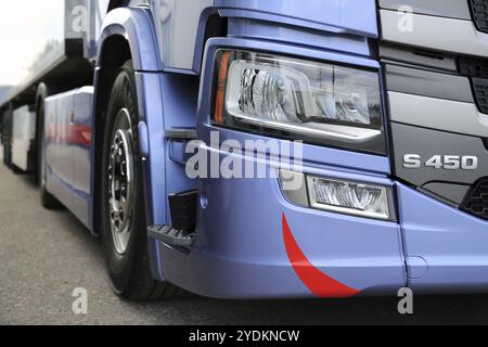 FORSSA, FINLANDIA, 16 APRILE 2017: Dettaglio della parte anteriore e del faro blu Scania S450 di nuova generazione Foto Stock