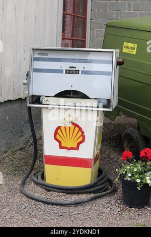 Vecchio distributore di benzina Shell di Avery-Hardoll su un cortile. Riihikoski, Finlandia. 11 giugno 2022 Foto Stock