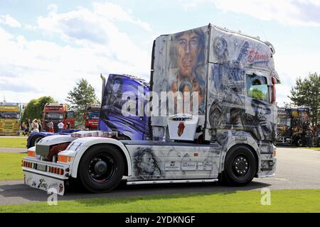 ALAHARMA, FINLANDIA, 11 AGOSTO 2017: Tedesco Scania R480 Truck Tractor Rolling Stones con immagini della famosa rock band in mostra al Power Truck Show Foto Stock