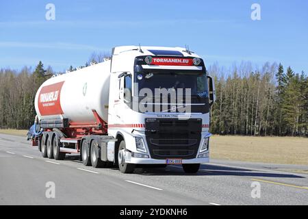 KAARINA, FINLANDIA, 5 MAGGIO 2017: Semi-cisterna Volvo FH 500 rossa e bianca di Tormanen.eu per il trasporto di merci sfuse si sposta su strada in un giorno di sole di primavera Foto Stock