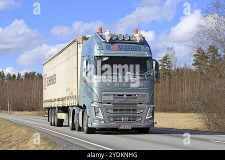 SALO, FINLANDIA, 21 APRILE 2017: Semirimorchio personalizzato Volvo FH verde metallizzato di Kuljetusliike Kungas Ky trasporta il rimorchio a teloni scorrevoli DB Schenker lungo l'autostrada Foto Stock