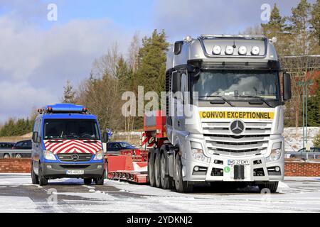 Salo, Finlandia, 9 marzo 2019: Veicolo Mercedes-Benz Actros 4163 Silver per il trasporto di carichi ingombranti per impieghi gravosi con veicolo pilota parcheggiato, EUR Foto Stock