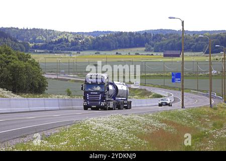 SALO, FINLANDIA, 22 luglio 2017: Il carro armato viola Scania R500 per il trasporto alla rinfusa della JR-Trans trasporta merci lungo l'autostrada nello scenario estivo del sud Foto Stock