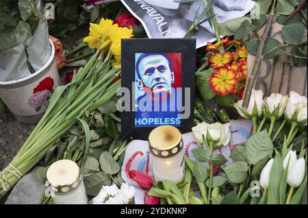 24.02.2024, Berlino, Germania, Europa, un memoriale improvvisato fatto di fiori, candele e immagini per il leader dell'opposizione russa Alexei Navalny CAN Foto Stock