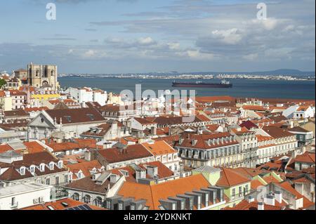 11.06.2018, Lisbona, Portogallo, Europa, Vista del centro storico Baixa della capitale portoghese con il Tago sullo sfondo, Europa Foto Stock