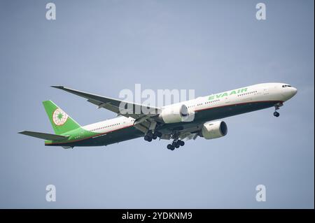 30.07.2023, Singapore, Repubblica di Singapore, Asia, Un aeromobile passeggeri EVA Air taiwanese del tipo Boeing 777-300ER con registrazione B-16713 Foto Stock