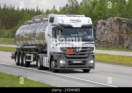 PAIMIO, FINLANDIA, 9 GIUGNO 2017: Semicarro Mercedes-Benz Actros bianco di ProLiv trasporta merci lungo l'autostrada nel sud della Finlandia in estate. Il Foto Stock