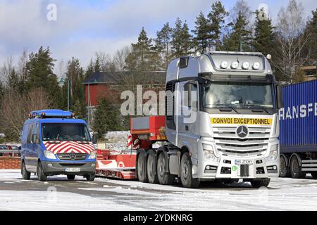 Salo, Finlandia, 9 marzo 2019: Semirimorchio e rimorchio Mercedes-Benz Actros 4163 Silver per carichi eccezionali per impieghi gravosi con veicolo pilota parcheggiato, Euro Foto Stock