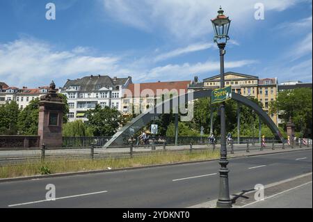 28/05/2017, Berlino, Germania, Europa, Una vista sul ponte di Lessing, che attraversa la Sprea e collega i due distretti di Tiergarten e Moabit Foto Stock