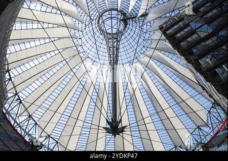 22.04.2023, Berlino, Germania, Europa, costruzione del tetto del centro a Potsdamer Platz (Sony Center) nei quartieri berlinesi di Mitte e Tiergarten Foto Stock