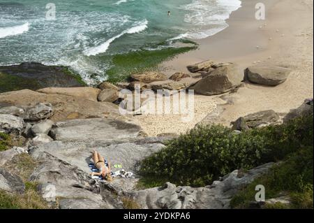 27.09.2019, Sydney, nuovo Galles del Sud, Australia, Una donna che prende il sole sulle rocce a Tamarama Beach, Oceania Foto Stock