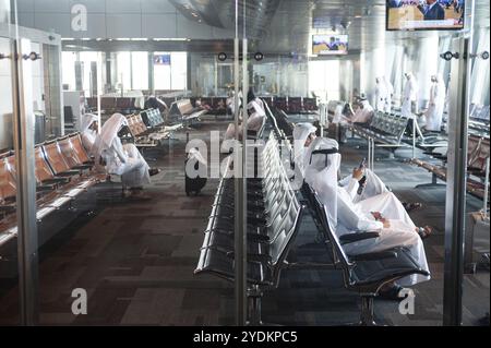 05.06.2019, Doha, Qatar, passeggeri in attesa della partenza all'Aeroporto Internazionale di Hamad, Asia Foto Stock