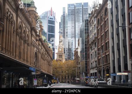 2018-05-12, Sydney, New South Wales, Australia, Una vista sulla strada di York Street nel quartiere degli affari della metropoli australiana. A sinistra c'è il Foto Stock