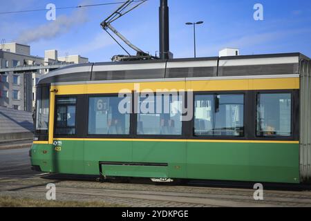 Helsinki, Finlandia. 27 marzo 2020. Il tram HSL 6T verso il terminal ovest, il porto di Helsinki è vuoto durante la pandemia di coronavirus Foto Stock