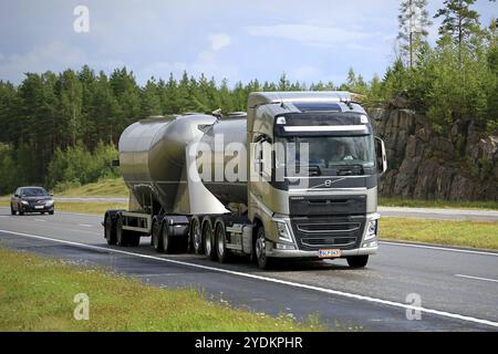 PAIMIO, FINLANDIA, 31 LUGLIO 2016: Il camion per il trasporto di merci sfuse Volvo FH16 grigio si sposta lungo la superstrada bagnata in estate nel sud della Finlandia Foto Stock