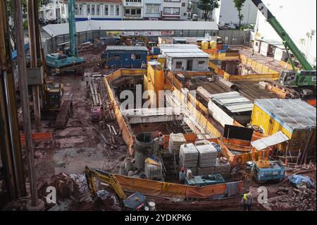 02.12.2020, Singapore, Repubblica di Singapore, Asia, lavorando su un cantiere nel centro cittadino nel quartiere storico di Tanjong Pagar nel mezzo Foto Stock