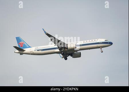 15.07.2023, Singapore, Repubblica di Singapore, Asia, Un aeromobile passeggeri Airbus A321-200N China Southern Airlines con immatricolazione B-1089 in avvicinamento Foto Stock