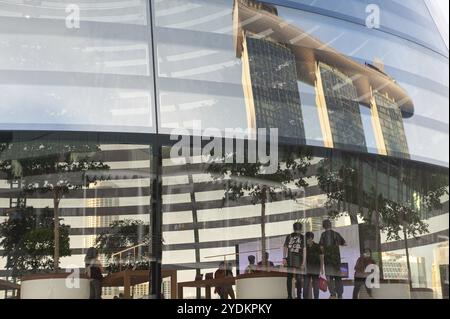 02.12.2020, Singapore, Repubblica di Singapore, Asia, Una vista dall'esterno del nuovo flagship shop Apple sul lungomare di Marina Bay Sands, dove Foto Stock