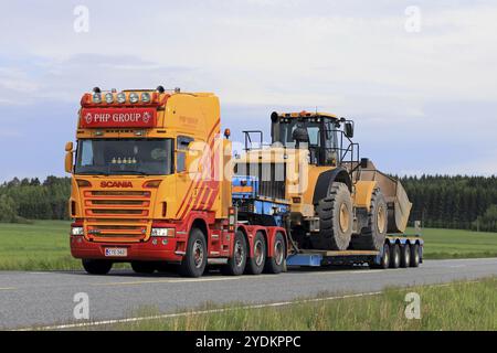 JOKIOINEN, FINLANDIA, 16 GIUGNO 2017: Il rimorchio a collo d'oca personalizzato Scania G580 del gruppo PHP trasporta la pala gommata Cat 980H lungo l'autostrada a. Foto Stock