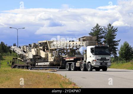 Trasporto pesante di 100 000 kg di frantumatore Metso Lokotrack di Sisu E18 semirimorchio Telamurska Oy in movimento in estate. Salo, Finlandia, 30 giugno 2018, e Foto Stock