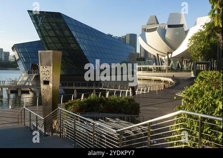 06.05.2019, Singapore, Repubblica di Singapore, Asia, negozio di lusso Louis Vuitton Island Maison al Marina Bay Sands. L'ArtScience Museum è nel backg Foto Stock