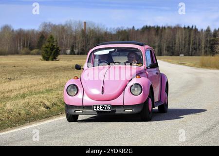 Rosa Volkswagen Beetle, ufficialmente Volkswagen tipo 1, in ottime condizioni, a velocità su strada rurale a Salo, Finlandia. 2 maggio 2021 Foto Stock