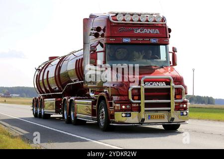 LUOPAJARVI, FINLANDIA, 9 AGOSTO 2018: Scania 164 T Super Truck History of Scania su convoglio di camion per l'evento principale Power Truck Show 2018, F Foto Stock